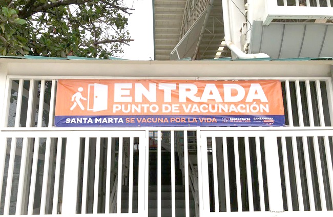 Acceso al Coliseo Menor, punto de vacunación masiva en Santa Marta. 