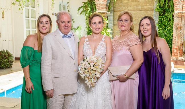 La novia recibió las felicitaciones de sus papás Nelson Eduardo Vives Lacouture y Alicia Margarita Campo Vives; y sus hermanas María Claudia Vives Campo y Laura Marcela Vives Campo.