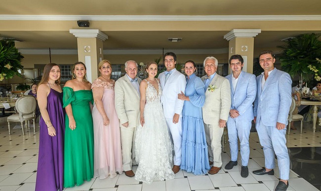Los novios acompañados por sus papás y hermanos, Nelson Eduardo Vives Lacouture, Alicia Margarita Campo Vives, María Claudia Vives Campo, Laura Marcela Vives Campo; los novios Luis Miguel y Orieta Cecilia; papas y hermanos del novio, Orlando José Zúñiga Vives, Elsa Josefina Sánchez Pinedo, Orlando José Zúñiga Sánchez y José Luis Zúñiga Sánchez. 