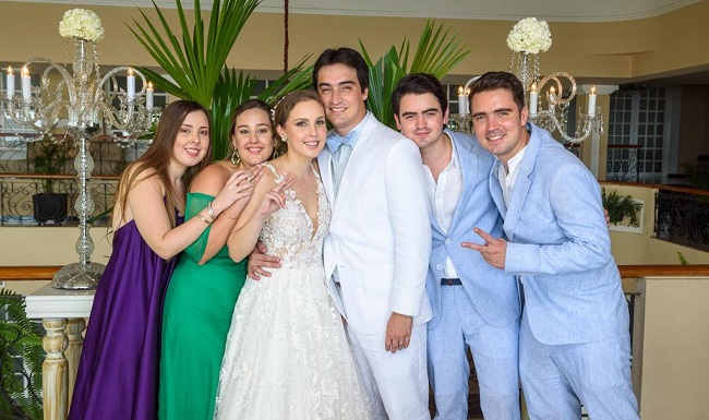 En la gráfica, los hermanos de los novios, Laura Marcela Vives Campo, María Claudia Vives Campo, Orlando José Zúñiga Sánchez y José Luis Zúñiga Sánchez. 