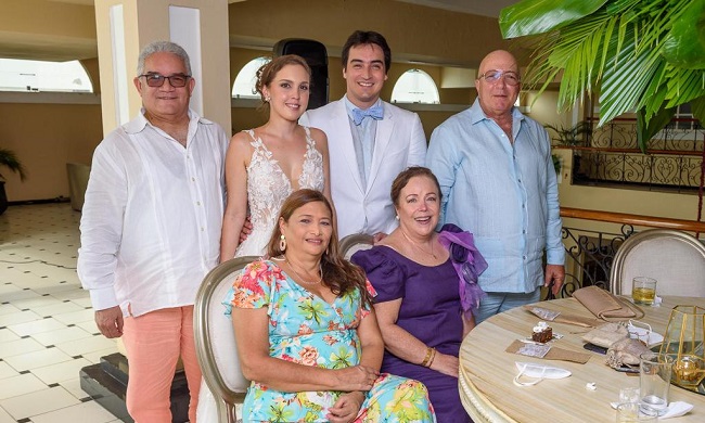 Luis Miguel y Orieta Cecilia acompañados por Antonio José Sánchez Pinedo, Victoria Eugenia Fuentes, Ana Beatriz Vives Lacouture y Rodolfo Succar Chediac. 