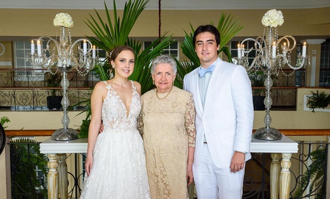 Luis Miguel y Orieta Cecilia con su abuela, Elsa Pinedo de Sánchez, durante la celebración de la boda. 