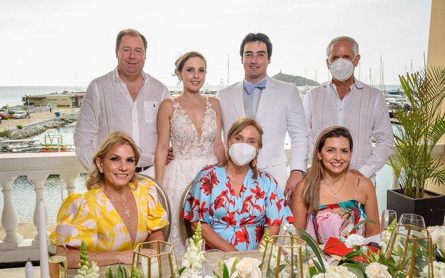 Miguel Alfredo Pinedo Campo, María Victoria Zuñiga Vives, Silvia Rosa Campo Vives, Carolina Ariza Tovar, Juan Ignacio Vives Lacouture, también felicitaron a los recién casados. 