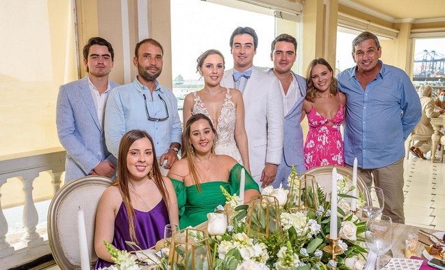 En la gráfica, los novios acompañados por José Luis Zúñiga Sánchez, Laura Marcela Vives Campo, Antonio Zúñiga Chaux, María Claudia Vives Campo, Orlando José Zúñiga Sánchez, María Alejandra Vasileff Pinedo, Alfonso Zúñiga Vives.
