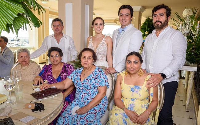 Elsa Pinedo de Sánchez, Miguel Sánchez Pinedo, Sonia Guerrero, Olga Pinedo de Vives,  Adriana Vives Pinedo, Juan Pablo DíazGranados Guida y los novios Luis Miguel Zúñiga y Orieta Cecilia Vives Campo.