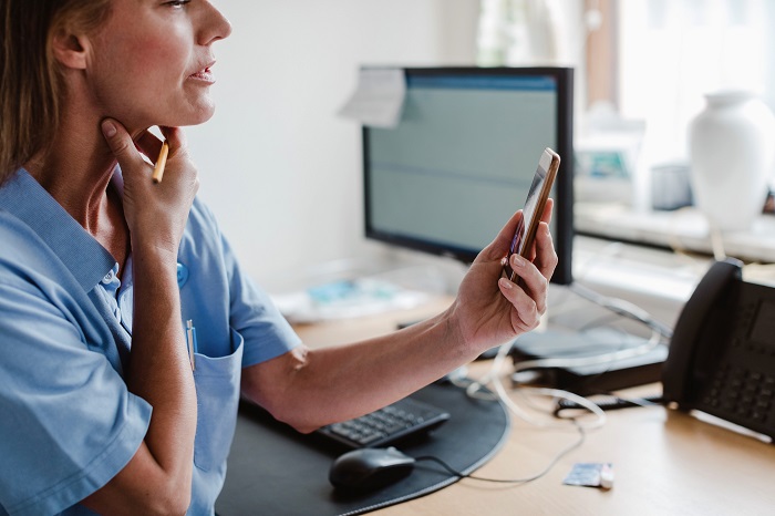 El paciente puede ver y escuchar al médico desde cualquier lugar.