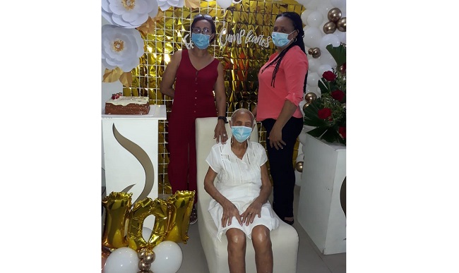 Doña Emilia junto con dos de sus hijas: María y Emilia.