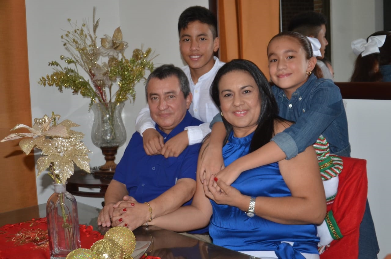 Omar García Silva con su esposa Maciel López y sus hijos Juan Gabriel y María José García López.