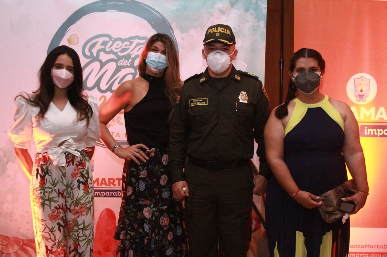 Maira Poveda, Adriana Molinares, Coronel de la Policía Metropolitana de Santa Marta, Oscar Solarte y Diana Giraldo. 
