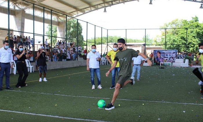 El futbolista profesional Luis Fernando Díaz Rivero hace el saque de honor en el campeonato de fútbol en el municipio de Hatonuevo.