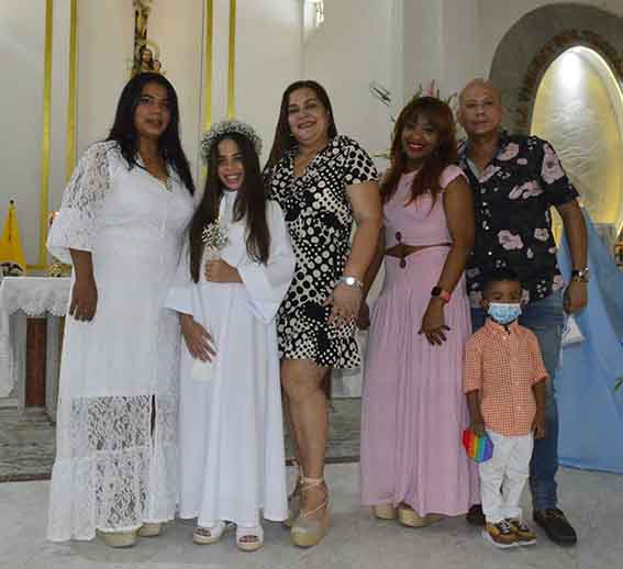 Leam López Berardinelli, estuvo acompañada de su mamá Lía Berardinelli Gómez, su tía Erika Rivera, Migdalia Michel, su padrino Álvaro Arias e Isaac Arias.