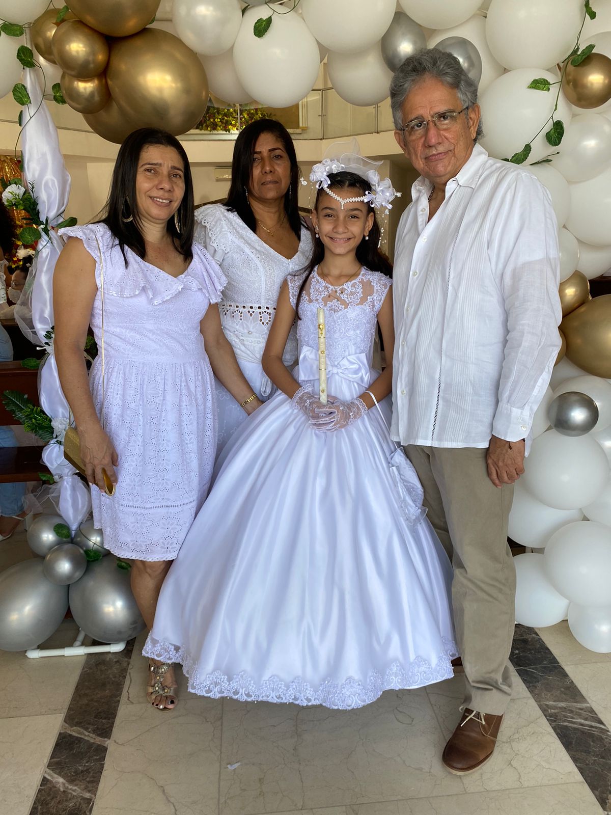  Maria Paula acompañada de su mamá Yenis Romo, su tía Vilma Salas y su padrino Luis Armando Vila.