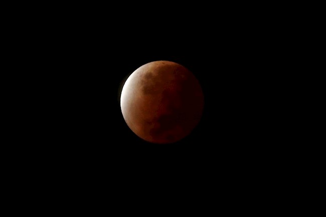 Eclipse parcial de luna visto este viernes desde San Salvador (El Salvador)