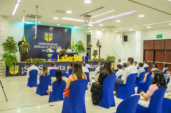 La ceremonia estuvo presidida por el Rector Seccional, doctor Alfredo Méndez Alzamora; el Subsecretario General, doctor Juan Pablo Santrich Abello; la Directora de la Escuela de Postgrados, doctora Adriana Manzano Noguera.