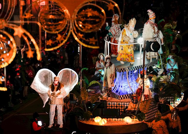 Los Reyes Magos de Oriente recorren las calles de Barcelona durante la tradicional cabalgata celebrada por las calles de la ciudad. EFE