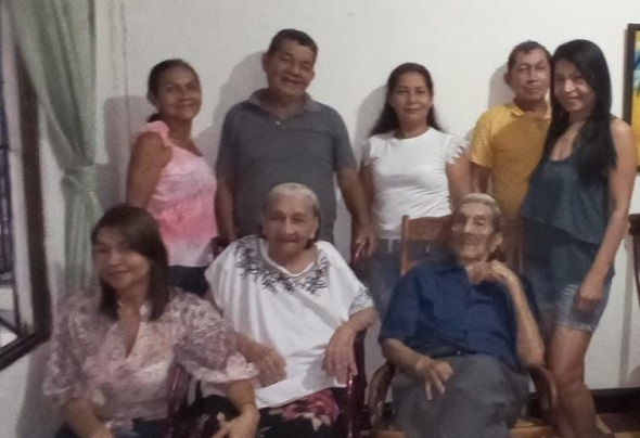 El señor Carlín acompañado de su esposa Ligia Isabel Cervantes de Rojas y sus hijos Martha Ligia, Carlos Adolfo, Esmeralda Isabel, Josefa Narciza, Nelly de Jesús y Álvaro José Rojas Cervantes. 