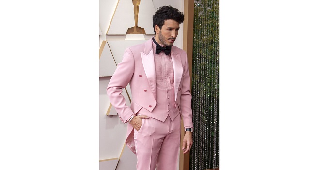  Sebastián Yatra posa en la alfombra roja a su llegada a la entrega de los Premios Óscar hoy, en el Teatro Dolby de Los Ángeles, California (EE.UU.). EFE