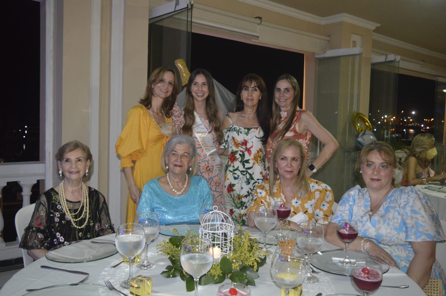 Ana Karina Rojas acompañada de Erika Vives, Margarita de Vives, Yadira Palacios, Angie Lacouture, Cuca Fernández de Castro, Rosa Paulina Ceballos y Ana Margarita Vives.