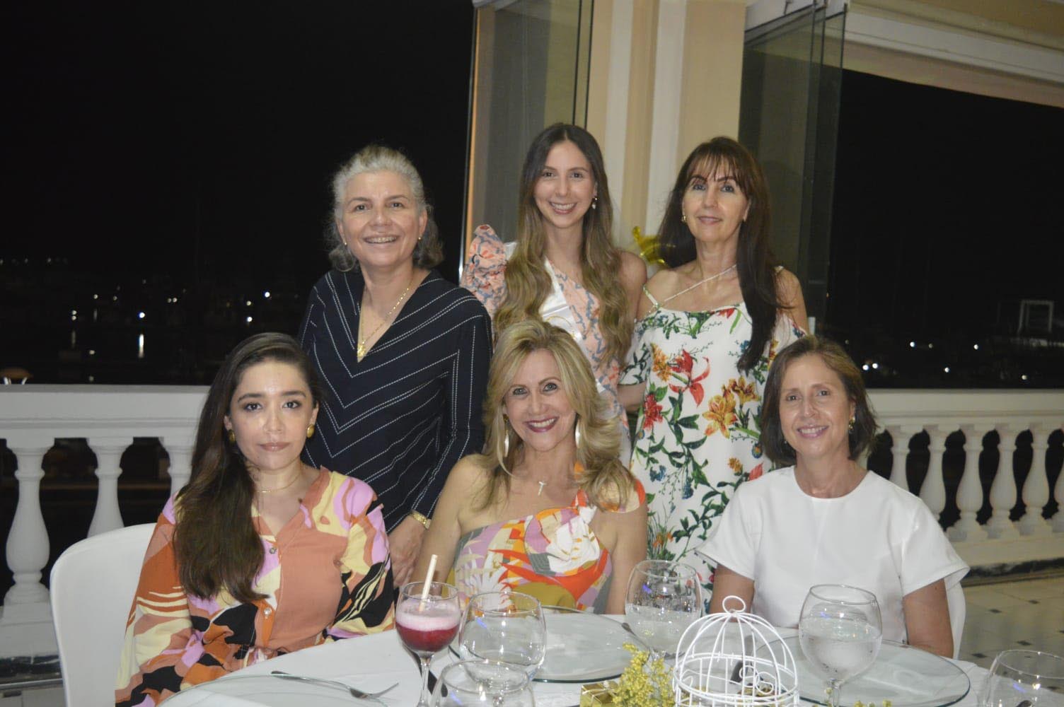 María José Vargas, Mona Gámez, Martha Lacouture, Ana Margarita Vives, viviana Ovalle y la novia.