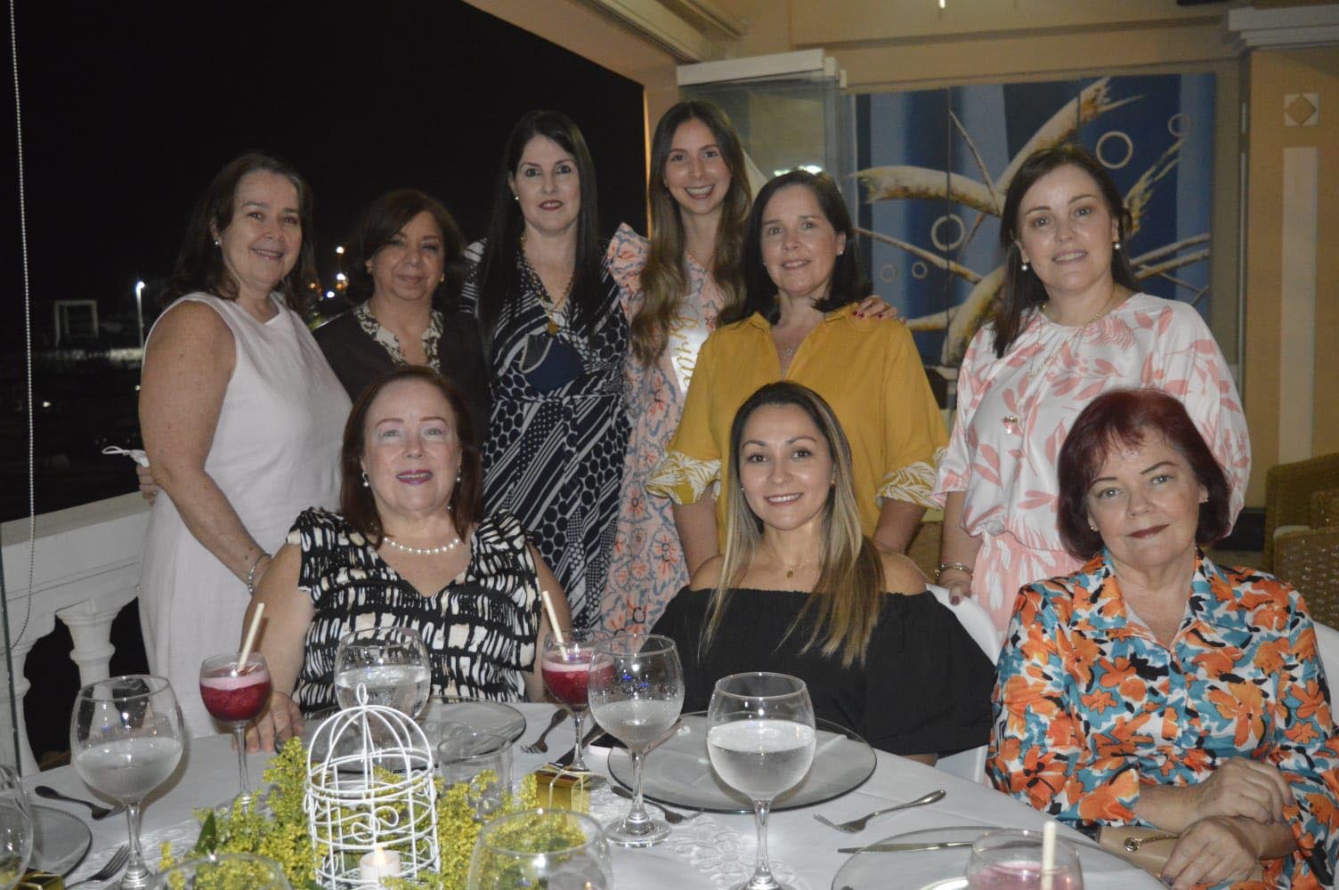 Ana Karina Rojas con Ana Beatriz Vives, Rosa Paulina Vives, María del Pilar Riaño, Cecilia Vives, Ana Rosa Gonzales, Luz Marina Vives, mama de la futura novia, Gloria Rojas, y Estela Vives.