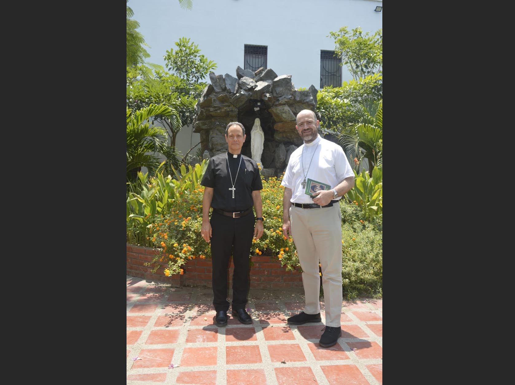 El obispo de Santa Marta monseñor José Bacci Trespalacios acompañó al padre Fadi Bou Chebl en un recorrido por el Asilo Sagrado Corazón de Jesús. El exarca apostólico se mostró interesado en conocer la historia y funcionamiento de este hogar para adultos mayores.