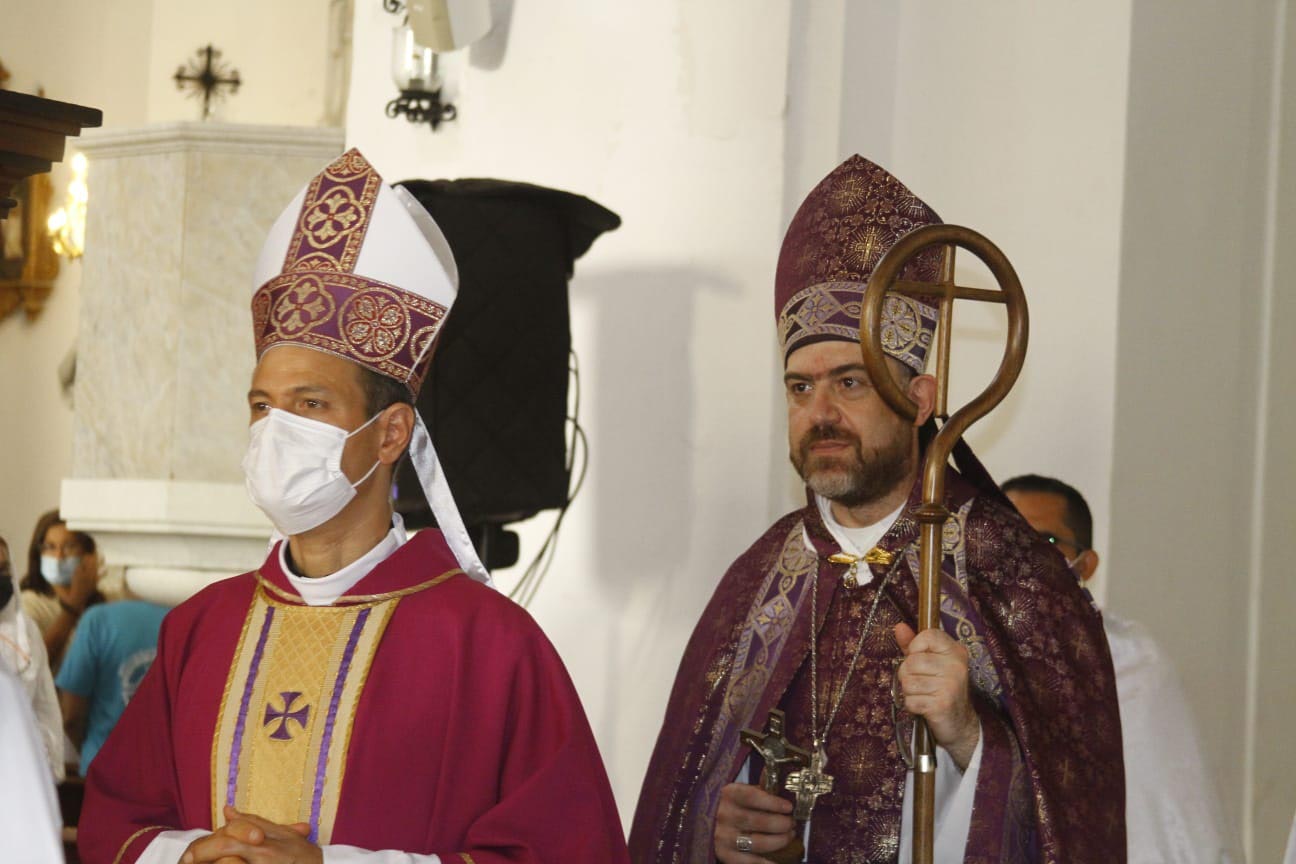 La eucaristía fue oficiada por el obispo de Santa Marta monseñor José Bacci Trespalacios y el padre Fadi Bou Chebl, exarca apostólico maronita de Colombia.