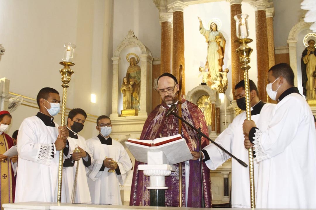 La solemne eucaristía a la que estaban invitadas de manera especial la comunidad de origen libanés, sirio o palestino y los samarios en general se realizó en el lenguaje litúrgico en arameo.