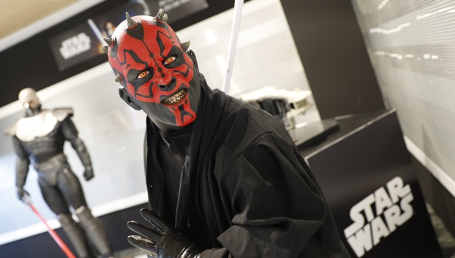 Estatua de escala 1:1 de Darth Maul (Episodio I, La Amenaza Fantasma), uno de los personajes de la saga cinematográfica "Star Wars" que hoy 4 de mayo celebra su día internacional, y que es vista en la exposición inaugurada en un centro comercial de Madrid. 