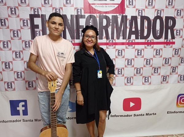 Clarena Lobo Almanza, fundadora del Festival, junto a Luis Charris Torres Rey de la Categoría de Cantantes en el 2018 del mismo Festival.