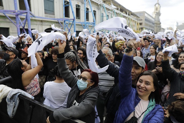 Personas bailan durante una muestra del Festival de Música del Pacífico Petronio Álvarez, realizada en el sector del Bronx Distrito Creativo en Bogotá. (Foto EFE/ Carlos Ortega)
