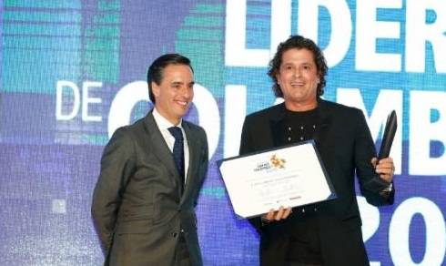 Carlos Vives al recibir el Premio expresó: “esto lo hago porque trabajo por mi tierra”.