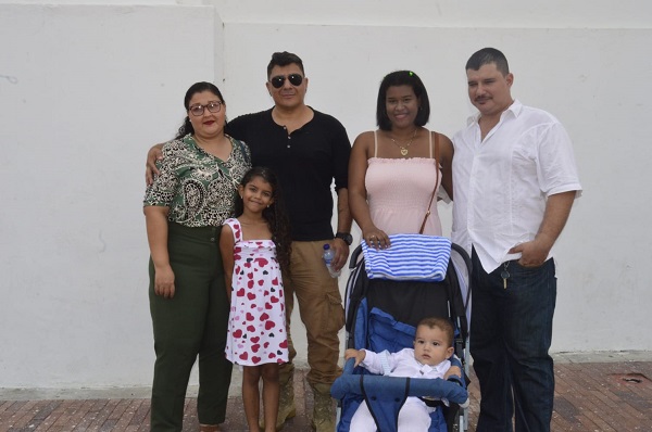 Sebastián Torne Arévalo, acompañado de sus padrinos, Adriana Torne y José Fontalvo; de su hermana, María Helena Torne; y de sus padres, Kelly Arévalo y Jorge Torne.