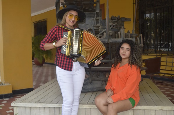 Andrea Charris (acordeonera) y Mileidys Arias (cantante), son las integrantes principales de la agrupación vallenata Las Chikas del Vallenato.