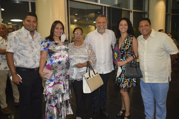Padre Alberto Linero acompañado de su madre, Rosina Gómez de Linero, Belia Linero, María Alcira Mattaina, Álvaro Linero y Renato Ortiz.