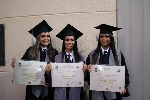 Las nuevas especialistas en Derecho Administrativo, Clara Marcela González, Elena Herrera y Maryuris Garizabal.