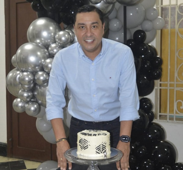 El cumplimentado Ricardo Montoya Infante.