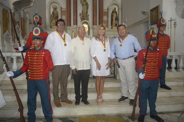 Los homenajeados, Leonor Consuelo Gómez, ejecutiva turística; Aureliano Arends, educador; y Montiner Alvis, fotoperiodista; acompañados de Alberto Hinestroza Llanos, presidente de la fundación Periodistas Bolivarianos de América.
