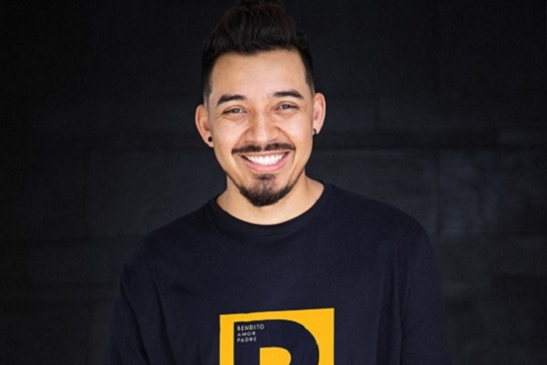 Yédinson Ned Flórez Duarte es oriundo del municipio de Dabeiba Antioquia, Colombia y desde muy pequeño mostró su pasión por los escenarios en los que destacó con su improvisación.