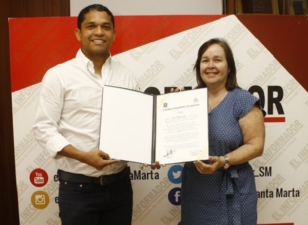 El presidente de la Asamblea Departamental del Magdalena, diputado Jair Mejía, entregando la exaltación a la gerente de EL INFORMADOR, Rosa Paulina Vives Lacouture.