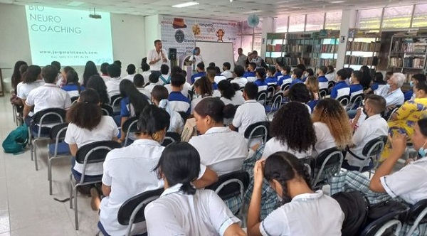Hace poco más de un mes, la Alcaldía de Santa Marta, organizó la conferencia ‘Amor por la vida’, liderada por el coach internacional, Jorge Ruiz, en la Institución Educativa Distrital Liceo Samario.