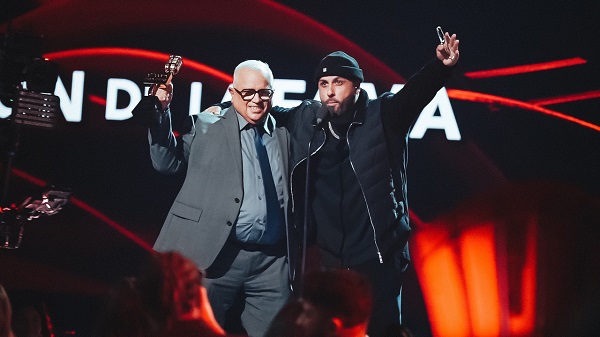 El padre de Nicky Jam subió al escenario y celebró este triunfo que se suma a los 13 premios Billboard que ha recibido su hijo.