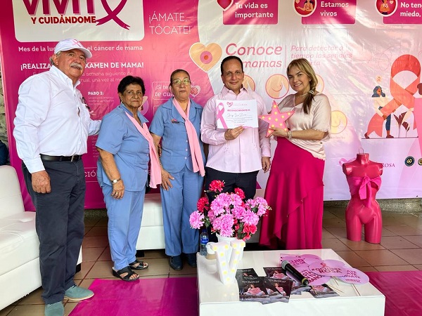 La Fundación Corazón Rosa entregó reconocimientos a quienes con esfuerzo trabajan para combatir la lucha contra el cáncer de mama.