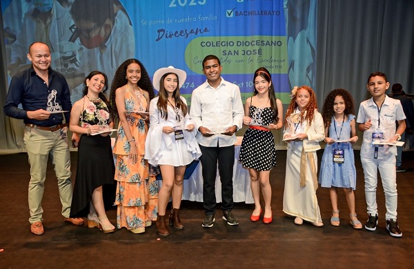 Ganadores del festival en las categorías infantil, juvenil y mayores: Eder Campo, Henna Calderón, Nayeli Yulieth Rodríguez, Paula Vilarete, Pedro Enrique Álvarez, Libia Margarita Pulido, Luisa Fernanda Redondo, Ana Castilla Peñuela, Juan David Rueda.