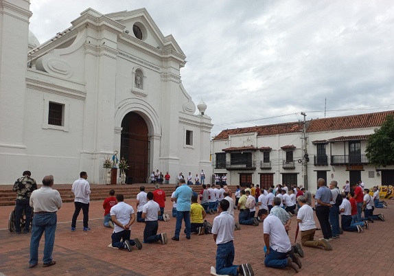  La Plaza de la Catedral fue testigo del solemne rezo del Rosario de Hombres por decenas de varones que arribaron a este lugar.