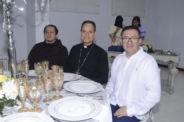 Fray Marco Alexander Camer, rector; José Mario Bacci, Obispo de Diócesis de Santa Marta; y Fray José Alirio Urbina Rodríguez.