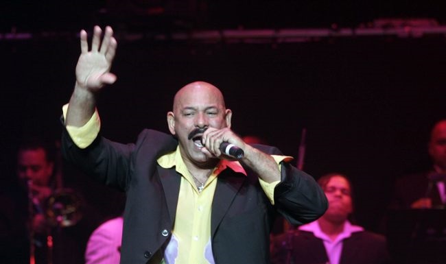 Fotografía de archivo del 10 de septiembre de 2005 donde aparece el salsero venezolano Oscar D' León durante su participación en el 30 Festival de la Salsa de Nueva York (EEUU). 