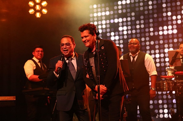 Carlos Vives y Gilberto Santa Rosa cantaron los mayores éxitos de ‘El Caballero de la Salsa’.