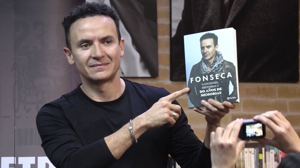 Como en un viaje, el libro está dividido por trayectos de su vida que ha girado alrededor de la música.