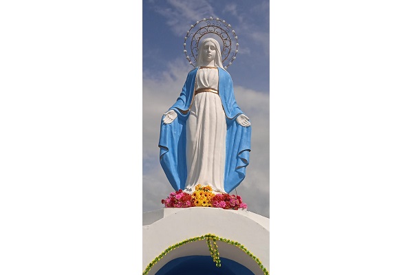 Así quedó la imagen que los devotos arreglaron para celebrar la fiesta de la Virgen de la Medalla Milagrosa.