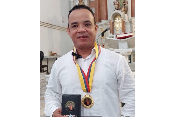 Muy agradecido por tan alta distinción, se mostró el doctor José Manuel Escorcia Barrios al recibir su galardón.
